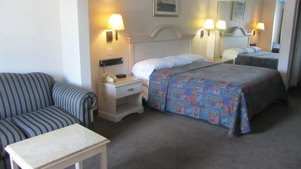 Camelot Inn & Suites Highway 290/Northwest Freeway Jersey Village Room photo