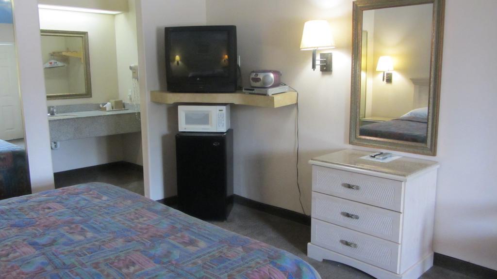 Camelot Inn & Suites Highway 290/Northwest Freeway Jersey Village Room photo